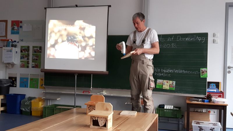 Der Bienenmann zeigt, wie man ein Wildbienenhaus baut